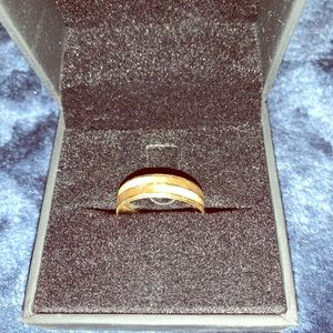 Men’s gold wedding band